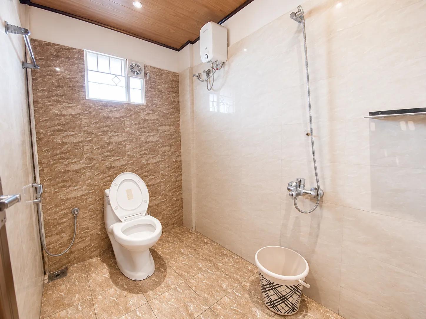 Premium 3 Bed Single Room 605 - Interior View #1